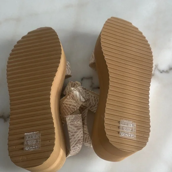 Roxy Women's Sandals with Cream Woven Straps NWT - Picture 5 of 6